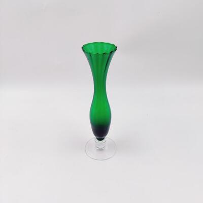 VINTAGE EMERALD GREEN GLASS BUD VASE