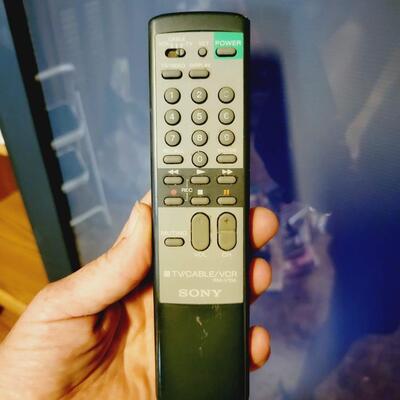 33 IN SCREEN SONY BOX TV WITH REMOTE