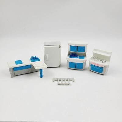 VINTAGE WHITE & BLUE UNMARKED SMALL DOLL FURNITURE