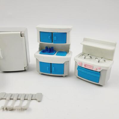 VINTAGE WHITE & BLUE UNMARKED SMALL DOLL FURNITURE