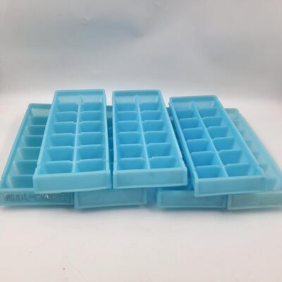 7PC SET IF PLASTIC ICE CUBE TRAYS