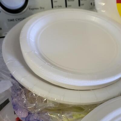 LARGE BUNDLE OF DISPOSABLE PLATES & BOWLS