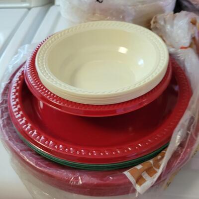 LARGE BUNDLE OF DISPOSABLE PLATES & BOWLS