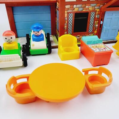 1980S FISHER PRICE LITTLE PEOPLE HOUSE & ACCESSORIES