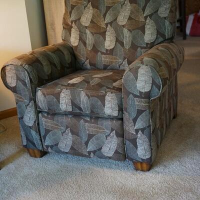 FLEXSTEEL RECLINER WITH BROWN W/LEAVES PRINT -EXCELLENT CONDITION