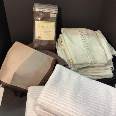 Lot 3084   Queen Sheet Set, Bath Towels, Pillow Shams