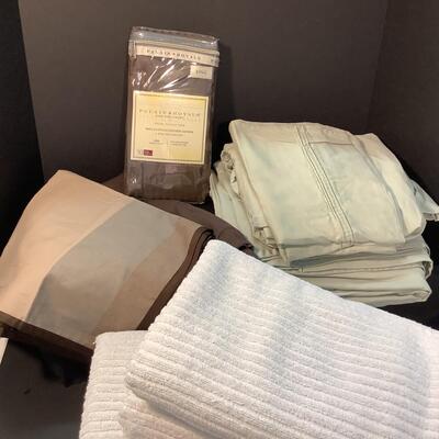 Lot 3084   Queen Sheet Set, Bath Towels, Pillow Shams
