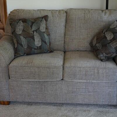 FLEXSTEEL LOVESEAT TWO CUSHION/ MATCHES THE SOFA IN THE AUCTION. VERY NICE!