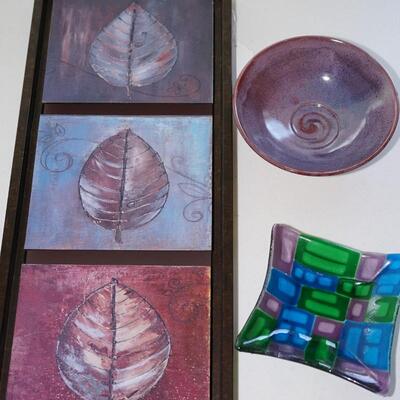 GROUPING OF A DECORATIVE WALL PLAQUE/ POTTERY BOWL/ GLASS TRAY