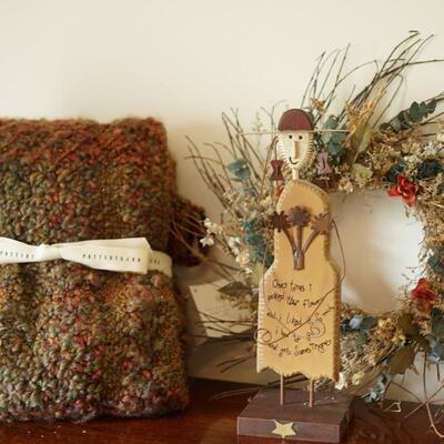 GROUPING OF WHIMSICAL ITEMS TO INCLUDE WOODEN NOVELTY, POTTERY BARN KNIT THROW, DRIED WREATH