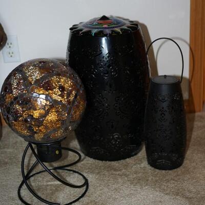 PATIO OR SUNROOM DECOR TO INCLUDE BLACK TIN GARDEN SEAT AND HANDLED DECOR, GLASS BALLL ON STAND