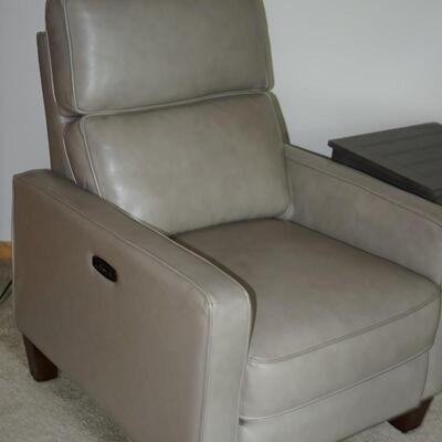 EXCELLENT LIGHT GREY LEATHER POWER RECLINER W/POWER HEAD REST NWT