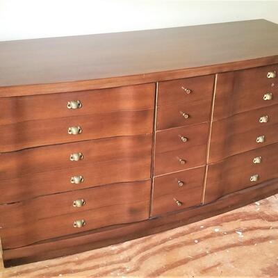 Lot #117 Contemporary Dresser - 9 drawers