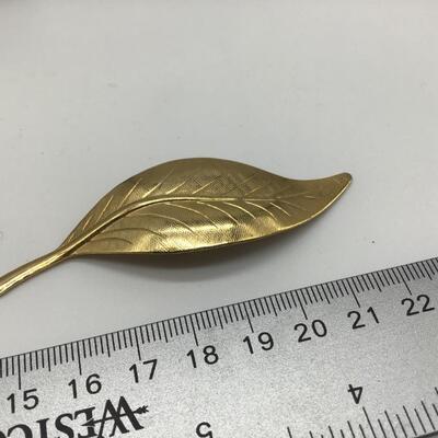 Gold Tone Leaf 🍂 Brooch