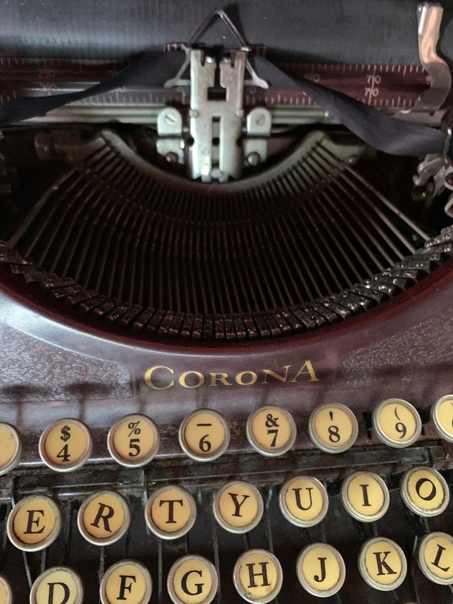 VINTAGE CORONA TYPEWRITER