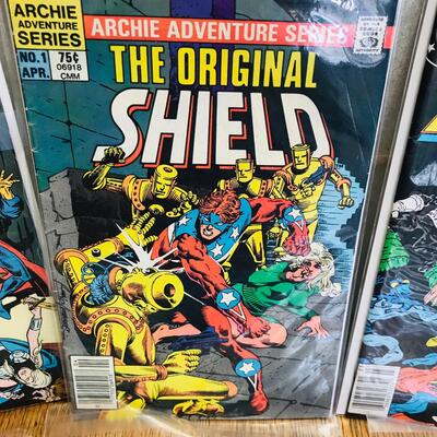 Lot of 6 Defenders & Hawkeye