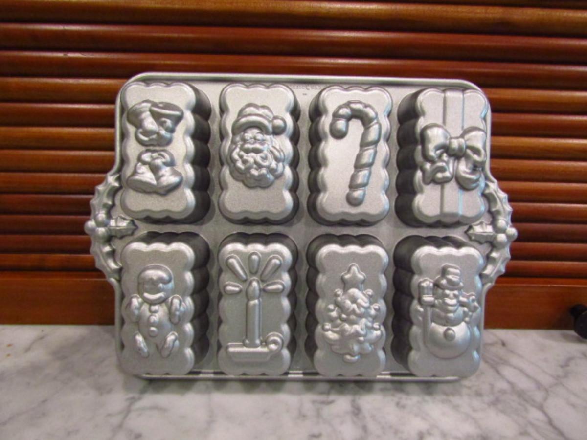 Nordic Ware Holiday Mini Loaf Pan | EstateSales.org
