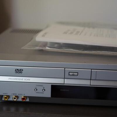 SONY DVD /VHS PLAYER /WITH MANUALS. SLV-D370P