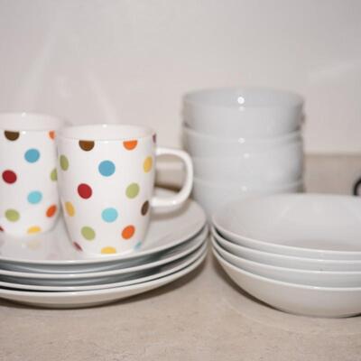 DENMARK/(China) DINNERWARE SERVICE FOR FOUR /PLUS TWO COFFEE CUPS OF POLKA DOTS