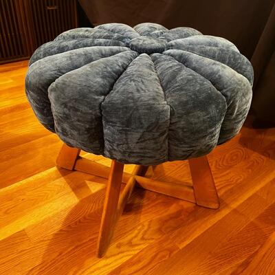 Heywood Wakefield "Sculptura" Tufted Maple Swivel Stool, 1950s
