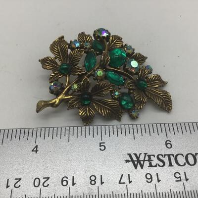 Gorgeous Vintage Brooch with Beautiful Green Glass