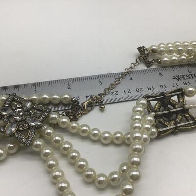 Beautiful Faux Pearl Necklace. With Faux Diamond Accents