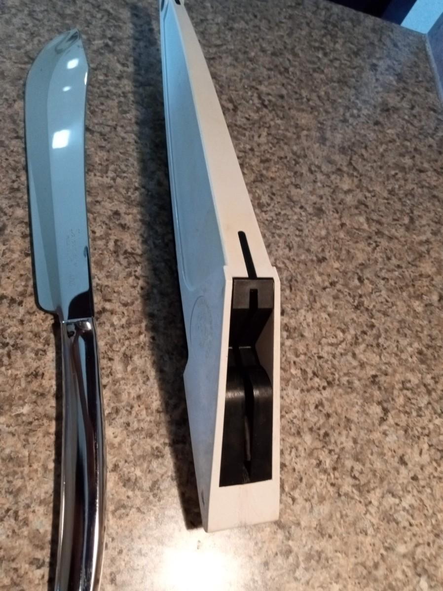 LOT 82 SALADMASTER CUTLERY AND A PAMPERED CHEF KNIFE SHARPENER (HU