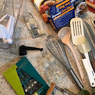 L21- kitchen utensil lot