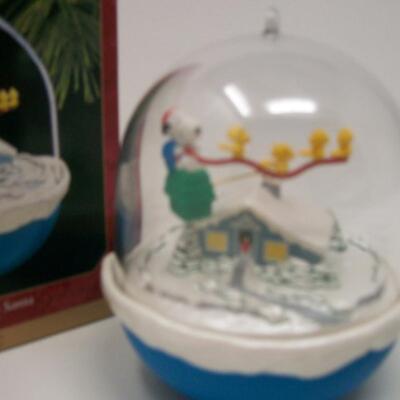 Hallmark SNOOPY Plays Santa Motion ornament.