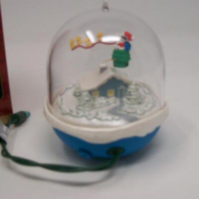 Hallmark SNOOPY Plays Santa Motion ornament.