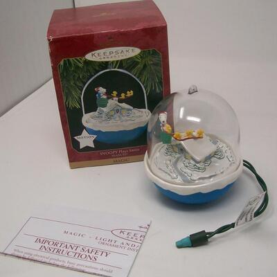 Hallmark SNOOPY Plays Santa Motion ornament.