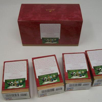 Hallmark A SNOOPY CHRISTMAS 4 Ornaments and Display