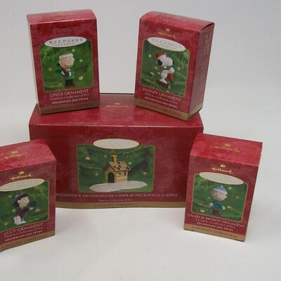 Hallmark A SNOOPY CHRISTMAS 4 Ornaments and Display