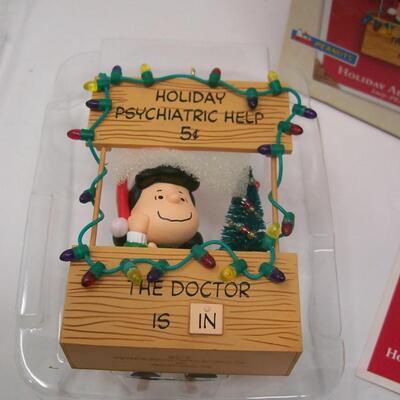 Hallmark Peanuts Holiday Advice Booth