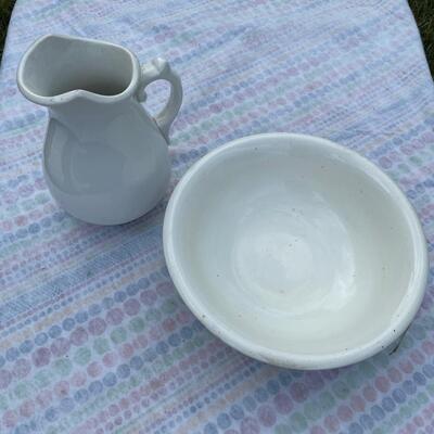 Large wash basin & pitcher