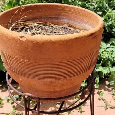 Lot 5: Vintage Clay Flower Pot w/ Vintage Metal Garden Pot Stand