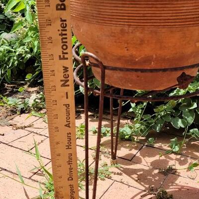 Lot 5: Vintage Clay Flower Pot w/ Vintage Metal Garden Pot Stand