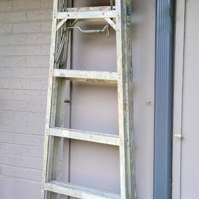 Lot 10: 6 Foot Aluminum Ladder
