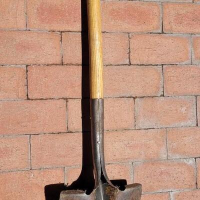Lot 14: Vintage D Handle Digging Shovel