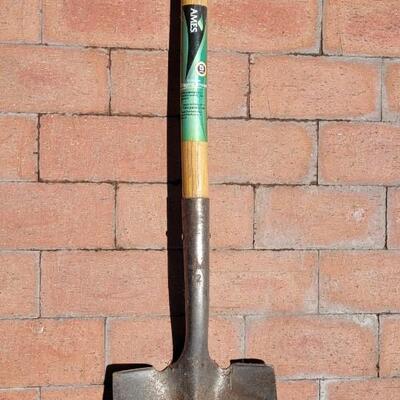 Lot 14: Vintage D Handle Digging Shovel