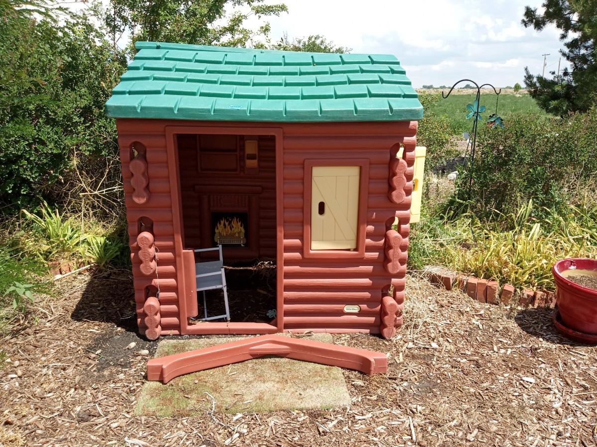 LOT 314 LITTLE TIKES PLASTIC LOG CABIN PLAYHOUSE (OB) | EstateSales.org