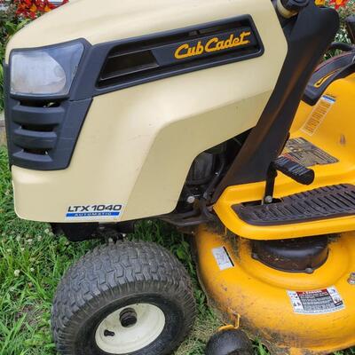 CUB CADET  RIDING MOWER LTX 1040 - RUNS!