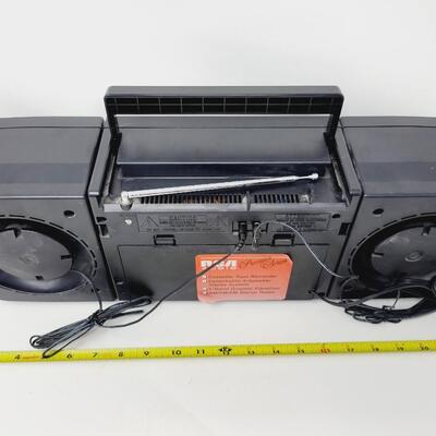 RCA BOOM BOX TAPE PLAYER & RADIO W/ DETACHABLE SPEAKERS