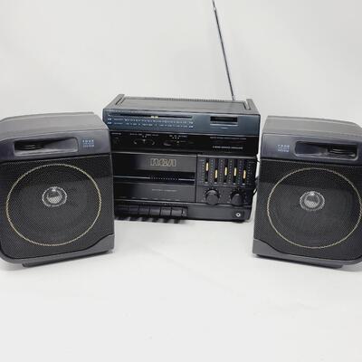 RCA BOOM BOX TAPE PLAYER & RADIO W/ DETACHABLE SPEAKERS