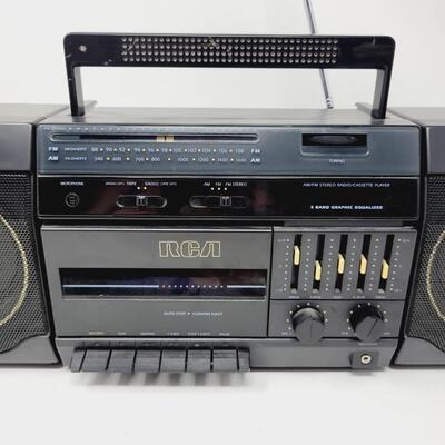 RCA BOOM BOX TAPE PLAYER & RADIO W/ DETACHABLE SPEAKERS