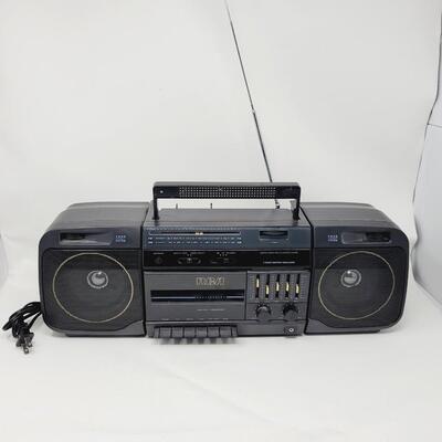 RCA BOOM BOX TAPE PLAYER & RADIO W/ DETACHABLE SPEAKERS