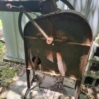 ANTIQUE HAND CRANK WORKING CORN/ WALNUT SHUCKER