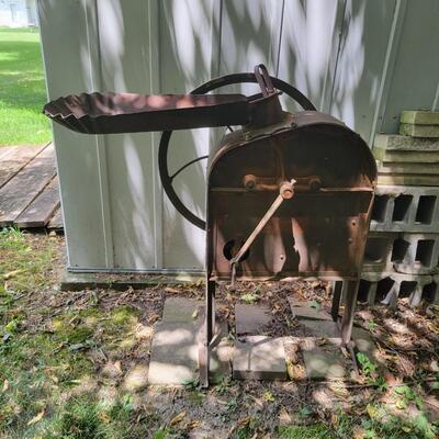 ANTIQUE HAND CRANK WORKING CORN/ WALNUT SHUCKER