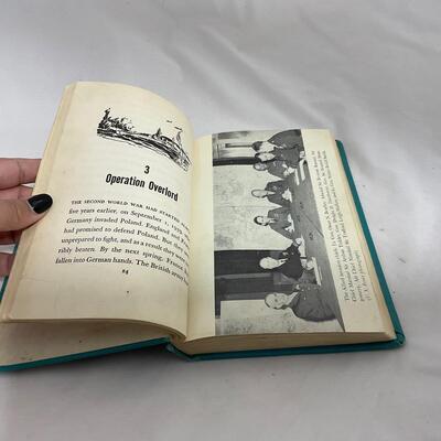 -106- MILITARY | The Story of D-Day Book and Shovel