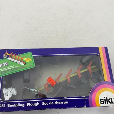 -195- VINTAGE | Siku Farm Plows
